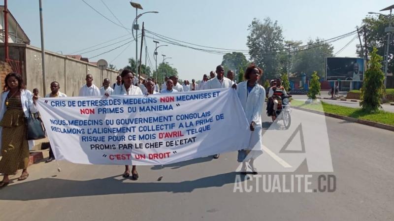 Marche des médecins dans la ville de Kindu pour réclamer la prime de risque/Ph. Chadrack Londe depuis Kindu Marche des médecins dans la ville de Kindu pour réclamer la prime de risque/Ph. Chadrack Londe depuis Kindu