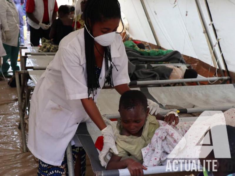 Infirmière soignant un enfant malade. Infirmière soignant un enfant malade.