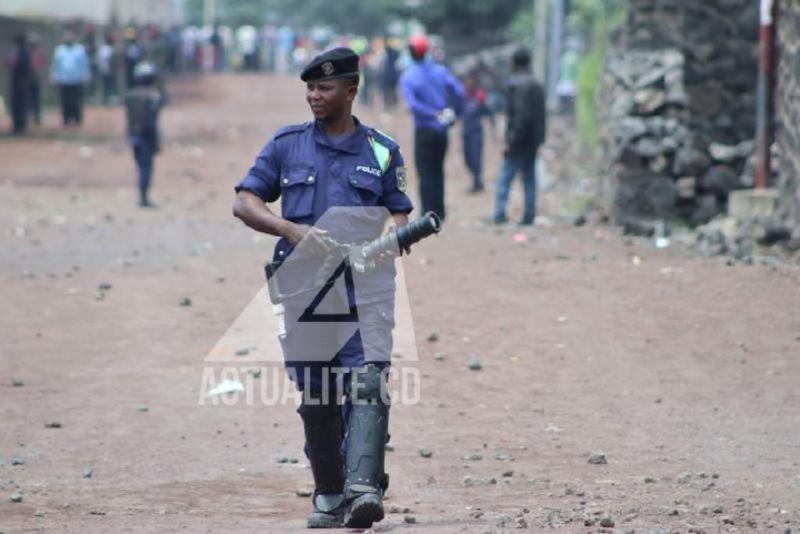 Un policier dans la rue de Goma lors d'une manifestation contre le pouvoir. Un policier dans la rue de Goma lors d'une manifestation contre le pouvoir.