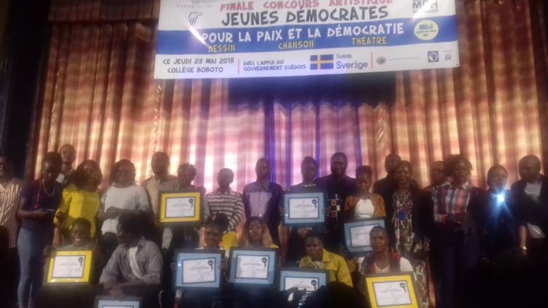 Les artistes "jeunes démocrates" qui ont participé au concours "pour la paix et la démocratie" Les artistes "jeunes démocrates" qui ont participé au concours "pour la paix et la démocratie"