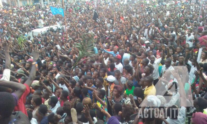 La population de Kisangani accompagnant Fayulu au lieu du meeting. La population de Kisangani accompagnant Fayulu au lieu du meeting.