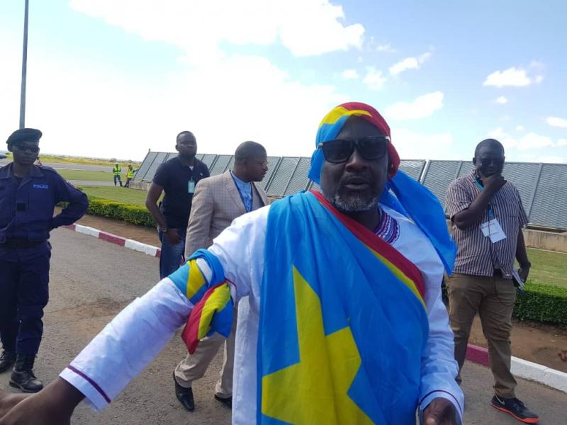 Frank Diongo à l'aéroport/ Ph. Christine Tshibuyi