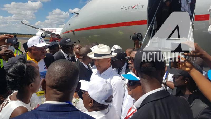 Moise Katumbi à la descente de l'avion. Ph/Christine Tshibuyi Moise Katumbi à la descente de l'avion. Ph/Christine Tshibuyi