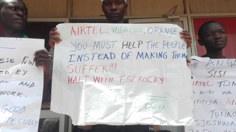 Des militants Lucha rassemblés devant Airtel / Beni / Ph. Yassin Kombi Des militants Lucha rassemblés devant Airtel / Beni / Ph. Yassin Kombi