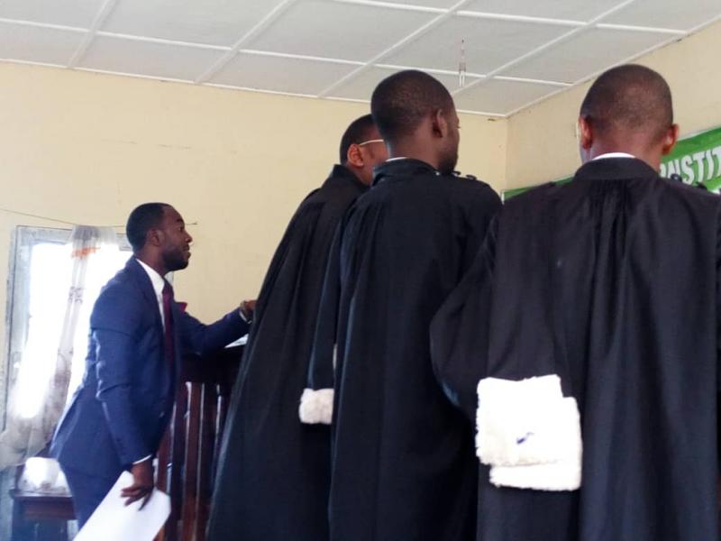Jean Paul Lumbulumbu (en veste bleue) et les avocats de l'AFDC-A à la barre devant la Cour d'appel de Goma/Ph Jonathan Kombi ACTUALITE.CD Jean Paul Lumbulumbu (en veste bleue) et les avocats de l'AFDC-A à la barre devant la Cour d'appel de Goma/Ph Jonathan Kombi ACTUALITE.CD