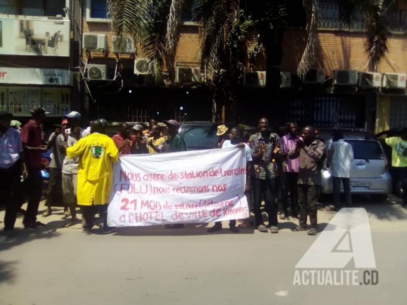 Les agents de la RATP devant l'Assemblée provinciale de Kinshasa. Ph/Auguy Mudiayi ACTUALITE.CD Les agents de la RATP devant l'Assemblée provinciale de Kinshasa. Ph/Auguy Mudiayi ACTUALITE.CD