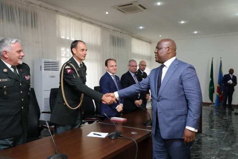 Le président Félix Tshisekedi saluant le général-major Philippe Boucké, adjoint du chef de l’état-major de la Défense de la Belgique au cours d'une rencontre à Kinshasa/Ph Présidence Le président Félix Tshisekedi saluant le général-major Philippe Boucké, adjoint du chef de l’état-major de la Défense de la Belgique au cours d'une rencontre à Kinshasa/Ph Présidence
