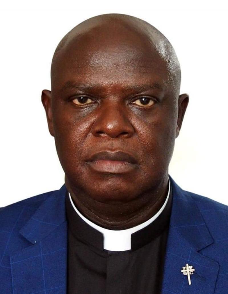 le révérend père Toussaint Iluku Bolumbu le révérend père Toussaint Iluku Bolumbu