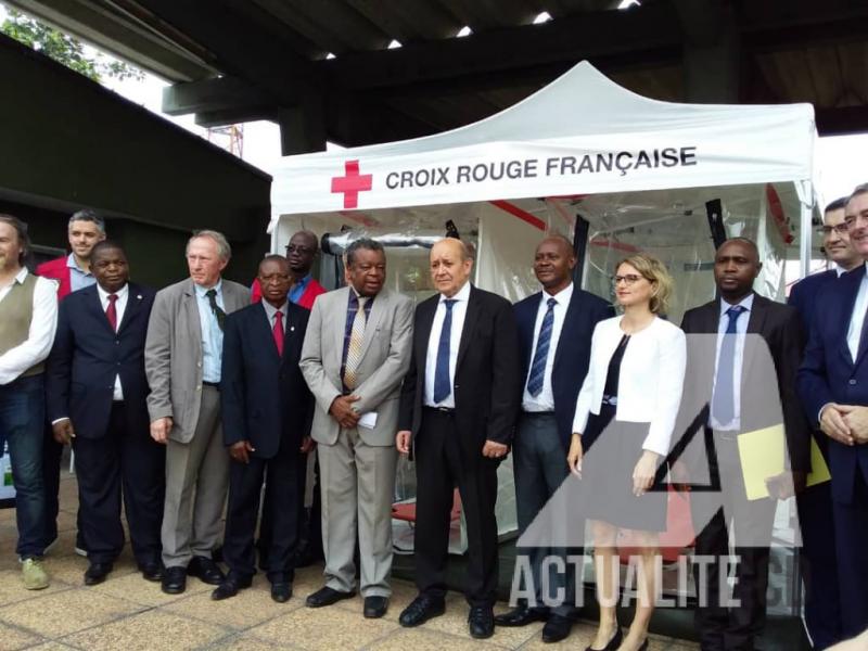 Jean-Yves Le Drian et le personnel de l'INRB Jean-Yves Le Drian et le personnel de l'INRB