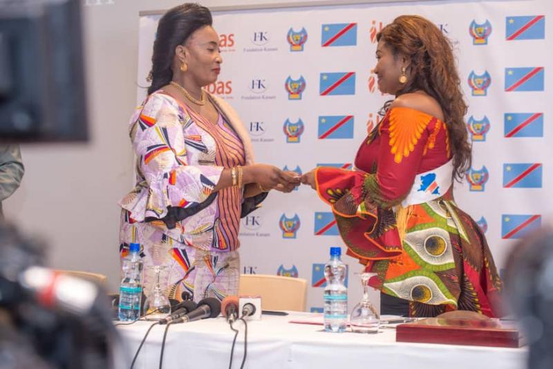 L'artiste Barbara Kanam recevant son titre des mains de la ministre Chantal Safu Lopusa. Photo. Droits Tiers L'artiste Barbara Kanam recevant son titre des mains de la ministre Chantal Safu Lopusa. Photo. Droits Tiers
