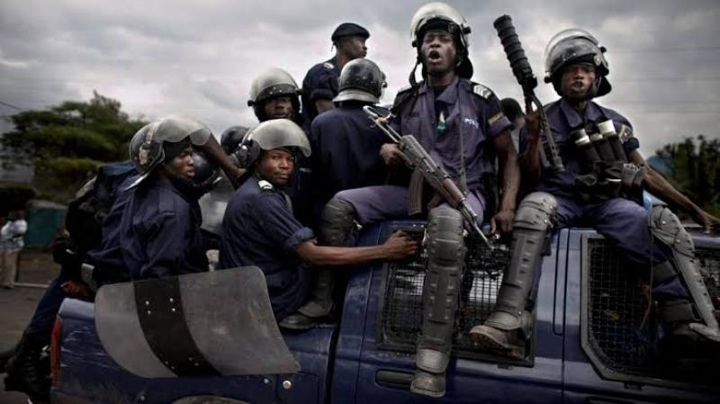 Des policiers à bord d'un pick - up à Kinshasa / DR Des policiers à bord d'un pick - up à Kinshasa / DR