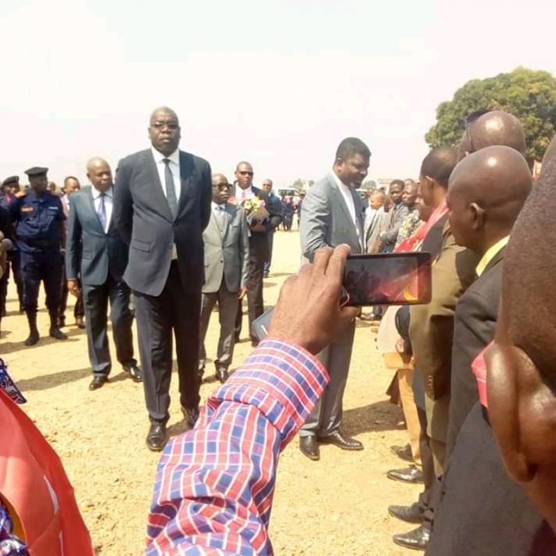 Le gouverneur du Kasaï Centran à son arrivée a Tshikapa. Le gouverneur du Kasaï Central à son arrivée a Tshikapa
