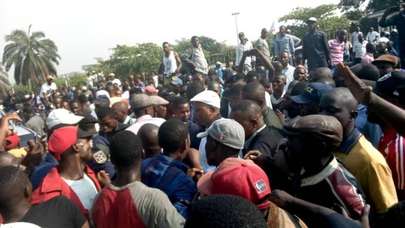 Jean Marc Kabund, président intérimaire de l'UDPS tente de calmer les militants du parti lors d'une manifestation lundi 10 juin devant le Palais du peuple/Ph ACTUALITE.CD