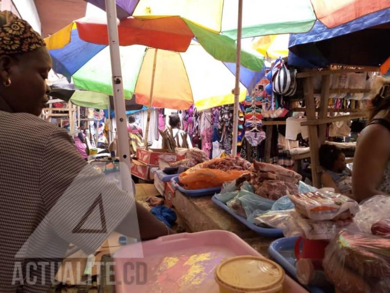 Vendeuse au marché central Vendeuse au marché central
