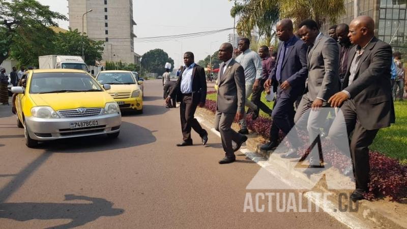 Martin Fayulu et les militants de Lamuka devant la Cour constitutionnelle Martin Fayulu et les militants de Lamuka devant la Cour constitutionnelle