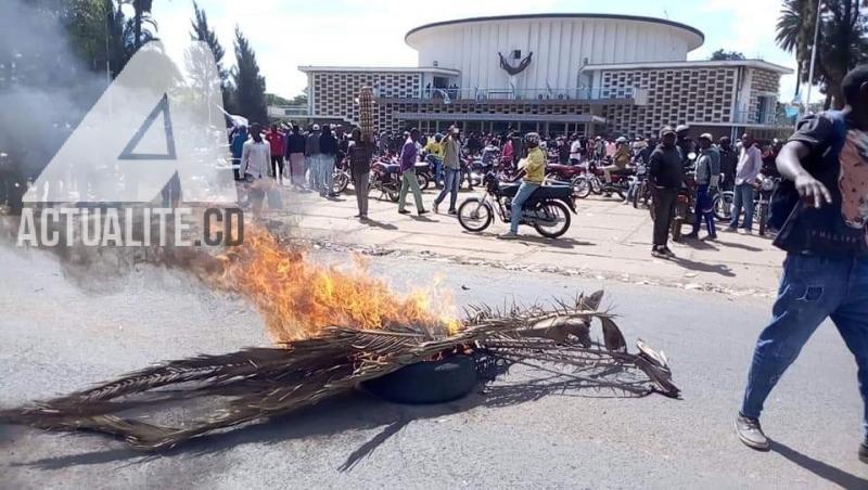 Les militants de l'UDPS pendant la manifestation devant l'Assemblée provinciale de Lubumbashi Les militants de l'UDPS pendant la manifestation devant l'Assemblée provinciale de Lubumbashi