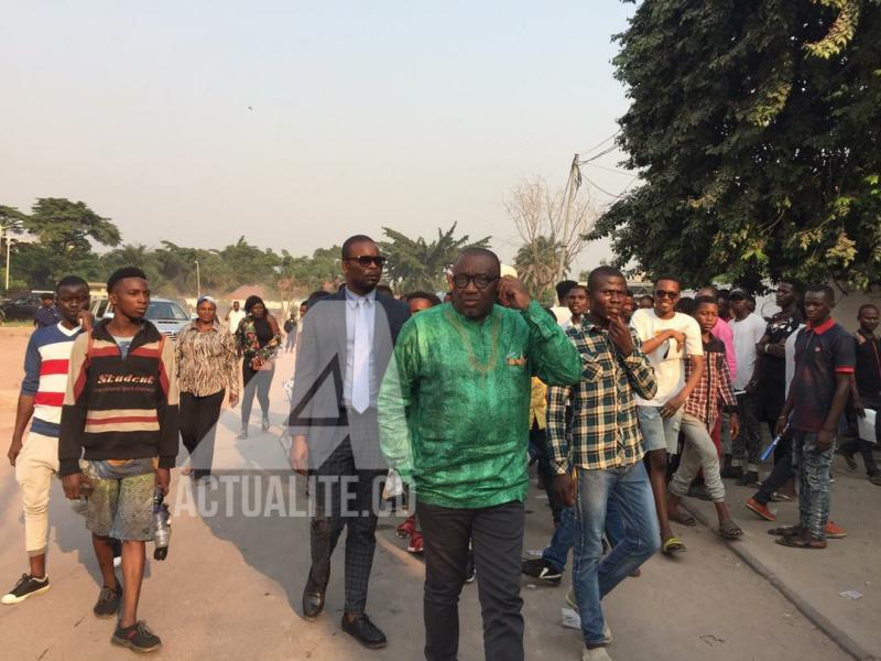 Jacques Djoli en vert, s'adressant aux militants de l'opposition devant la Cour constitutionnelle/Ph Christine Tshibuyi ACTUALITE.CD Jacques Djoli en vert, s'adressant aux militants de l'opposition devant la Cour constitutionnelle/Ph Christine Tshibuyi ACTUALITE.CD