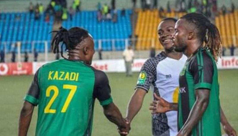 Kazadi Kasengu salue Jackson Muleka lors d'une rencontre entre l'As Vclub et le TP Mazembe Kazadi Kasengu salue Jackson Muleka lors d'une rencontre entre l'As Vclub et le TP Mazembe