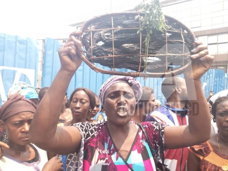 Kinshasa : près de 200 femmes ont manifesté contre la vente du marché de l’ex ONATRA Kinshasa : près de 200 femmes ont manifesté contre la vente du marché de l’ex ONATRA