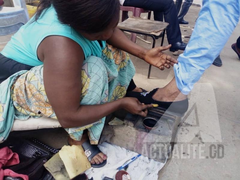 Immersion dans l’universe de Dorcas Sungu, cireuse des chaussures au Ministère des affaires étrangères Immersion dans l’universe de Dorcas Sungu, cireuse des chaussures au Ministère des affaires étrangères