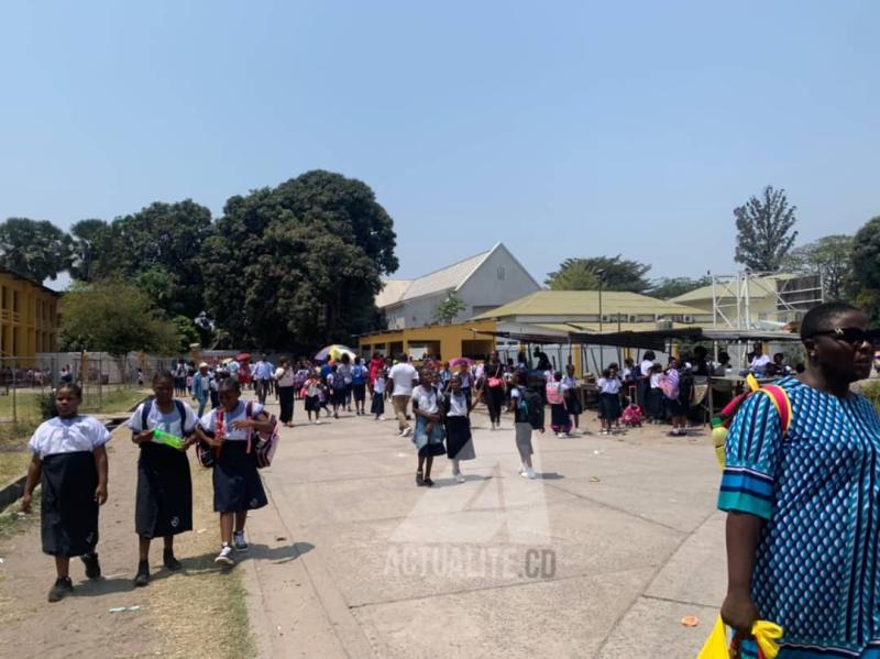 Haut-Katanga: l'inspection provinciale de l'EPST suspend une dizaine de directeurs d'écoles publiques pour perception illégale des frais scolaires Haut-Katanga: l'inspection provinciale de l'EPST suspend une dizaine de directeurs d'écoles publiques pour perception illégale des frais scolaires