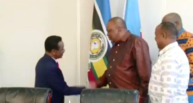RDC: après échange avec Uhuru Kenyatta, Mboso exige du M23 le dépôt des armes et le retrait des territoires conquis avant tout dialogue RDC: après échange avec Uhuru Kenyatta, Mboso exige du M23 le dépôt des armes et le retrait des territoires conquis avant tout dialogue