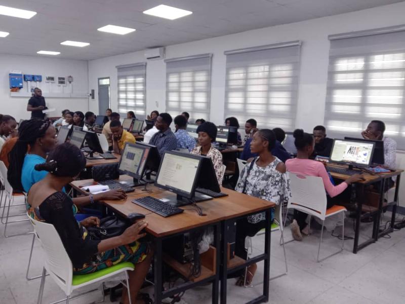 Kinshasa : l’initiation au codage au centre d’une formation en faveur des jeunes de Masina dans le cadre du projet RESICODI d’Enabel Kinshasa : l’initiation au codage au centre d’une formation en faveur des jeunes de Masina dans le cadre du projet RESICODI d’Enabel
