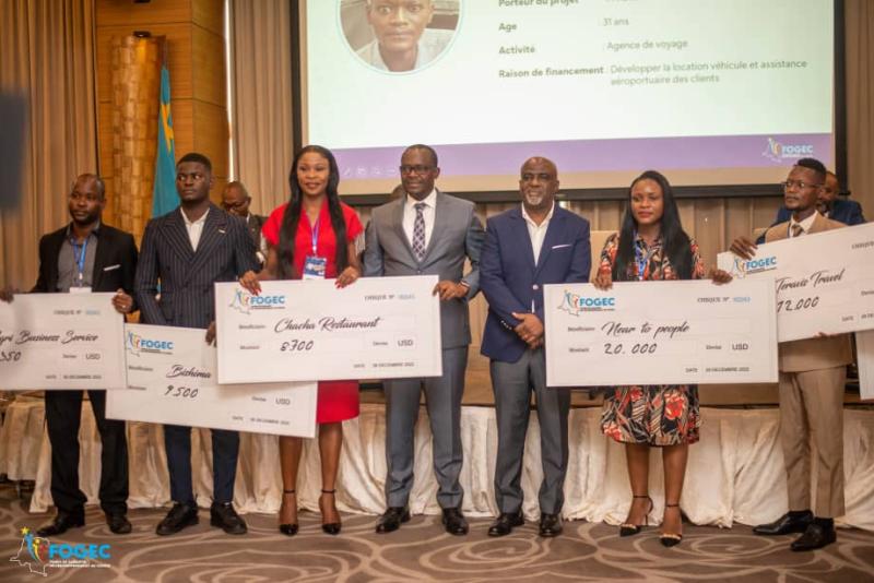 RDC/Entrepreneuriat : Après la première cohorte, la Direction Générale du FOGEC procède à la remise de chèques à la deuxième cohorte de 31 entrepreneurs  bénéficiaires venus de 4 provinces du pays