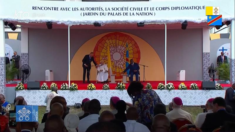 A côté du Pape et face aux caméras du monde, Félix Tshisekedi dénonce « les puissances étrangères avides des minerais qui agissent dans l’Est de la RDC avec l’appui direct et lâche du Rwanda » A côté du Pape et face aux caméras du monde, Félix Tshisekedi dénonce « les puissances étrangères avides des minerais qui agissent dans l’Est de la RDC avec l’appui direct et lâche du Rwanda »