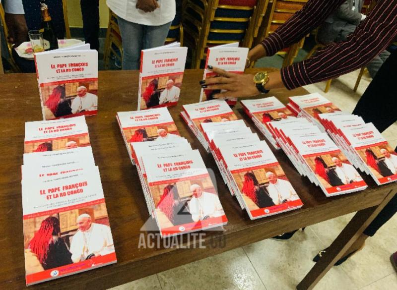 RDC: le livre “le Pape et la RDC”du professeur Ghislain Tshikendwa porté sur les fonts baptismaux RDC: le livre “le Pape et la RDC”du professeur Ghislain Tshikendwa porté sur les fonts baptismaux