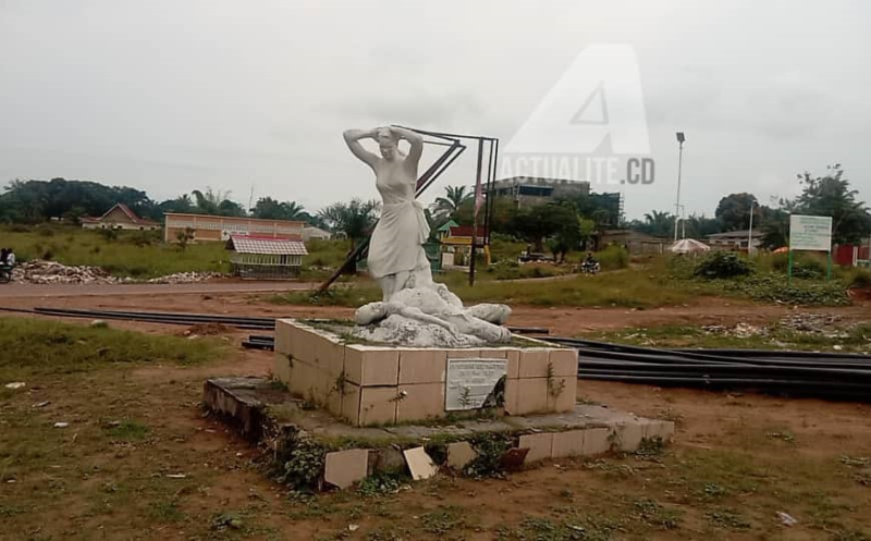 Statue de la femme pleureuse de Kenge érigée en mémoire des victimes du massacre de mai 1997 dans la ville 