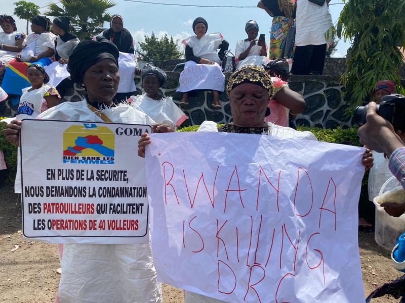 Journée internationale de la femme : des femmes habillées en sac dans les rues de Goma pour dire non à l’insécurité dans l’Est du pays 