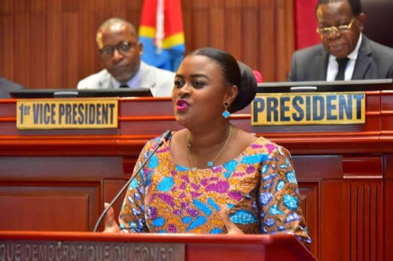 Sénat: Francine Muyumba révoltée devant l’échec du projet “Kinshasa Zéro trou” et le manque de subvention des hôpitaux généraux de référence de la RDC