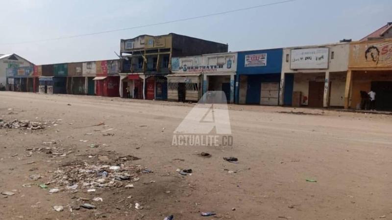 Une avenue déserte dans la cité de Kasindi 