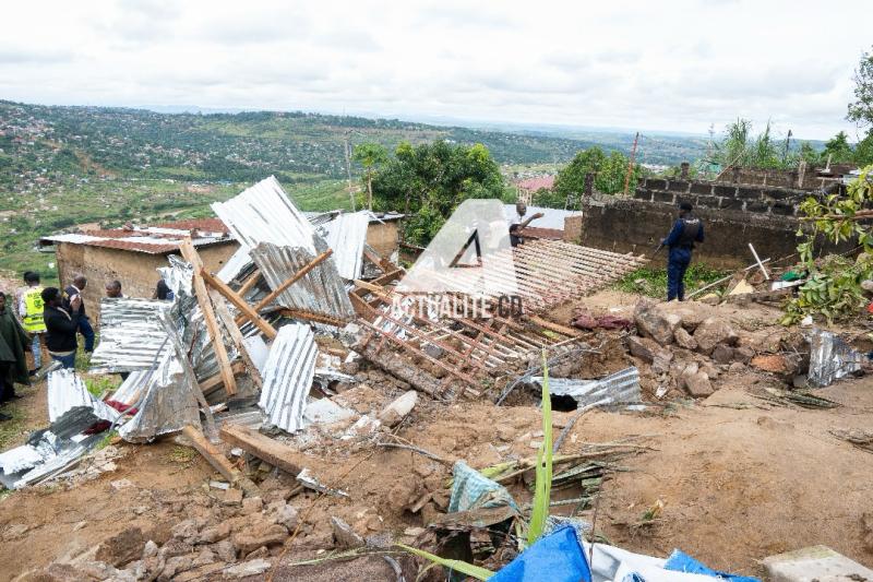 © ACTUALITE.CD - Dégâts matériels et humains après les pluies torrentielles à Kinshasa, avril 2025.