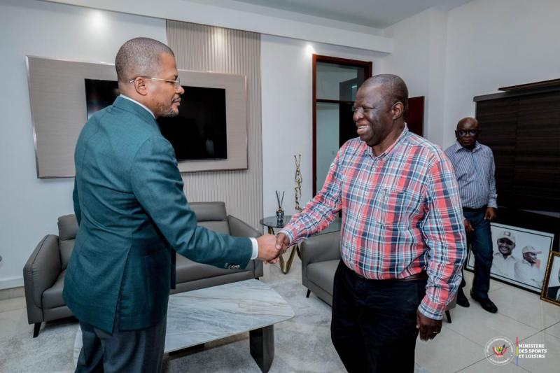 Didier Budimbu, ministre des sports, et Fréderic Kitengié, SG du TP Mazembe, lors d'une rencontre en novembre 2024 
