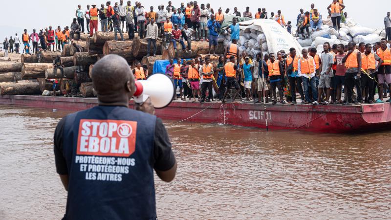 Ebola-Sensibilisation à l'approche d'une embarcation près de Kinshasa