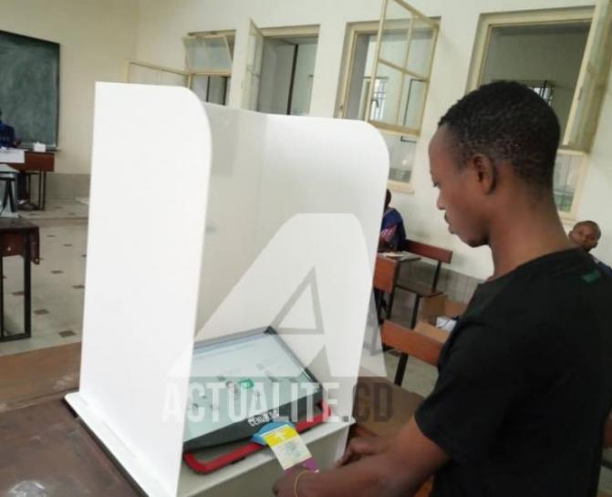 Un électeur en plein opération de vote le 30 décembre 2018. Ph. Christine Tshibuyi