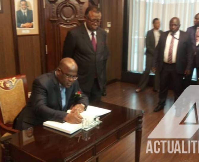 Le président Félix Tshisekedi signant dans le livre d'or au palais présidentiel de la Namibie à Windhoek/Ph Stanis Bujakera Tshiamala ACTUALITE.CD