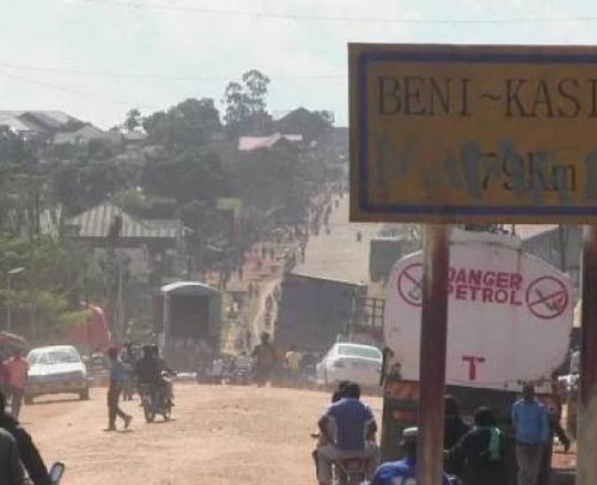 Pancarte de signalisation sur la route Beni-Kasindi