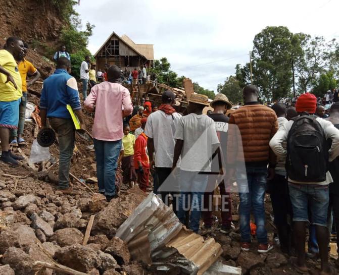 Des personnes rassemblées après un éboulement de terre à Bukavu