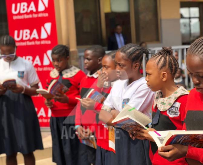 UBA fait un don dans une école