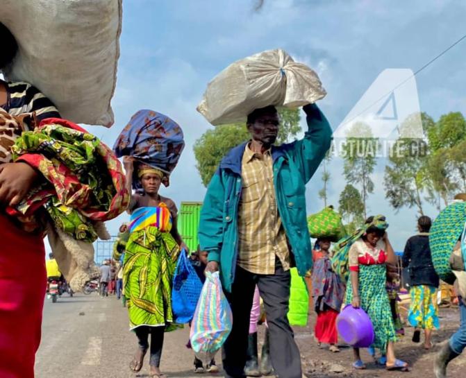Des déplacés vident le site de Kanyaruchinya pour se diriger vers Goma