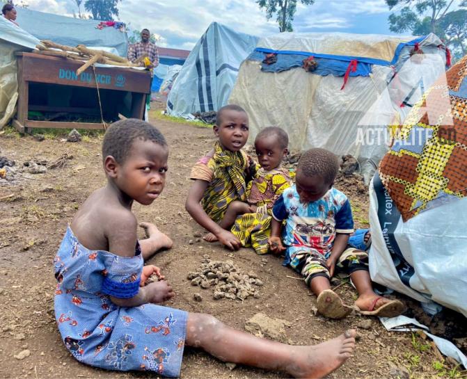 Les enfants parmi les déplacés regroupés sur un site temporaire en RDC. Photo d’illustration/ACTUALITE.CD