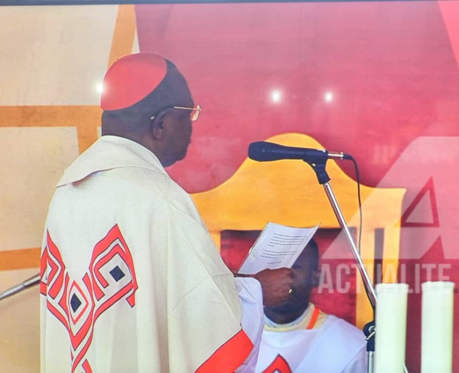 Le Cardinal Ambongo célèbre s'adressant au Pape François lors de la messe le 1er février à Kinshasa