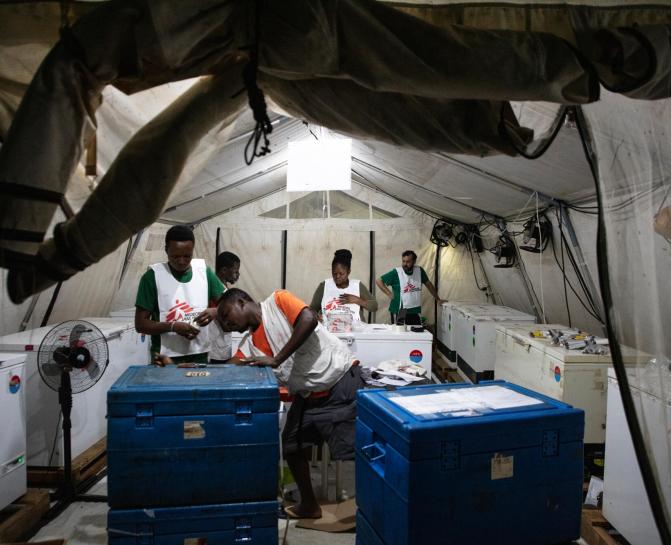 Vue à l'intérieur de la salle de la chaîne du froid à la base MSF de Bangabola. Une chaîne du froid performante est essentielle pour assurer la bonne température - et donc efficace - des vaccins pendant le transport et sur les sites.