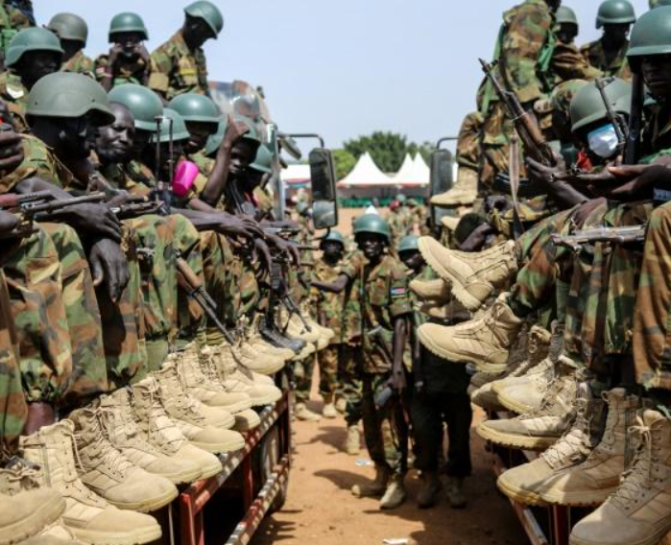 Des militaires du Soudan du Sud avant leur déploiement dans l'est de la République démocratique du Congo (RDC), lors d'une cérémonie à Juba le 28 décembre 2022 afp.com - Samir BOL