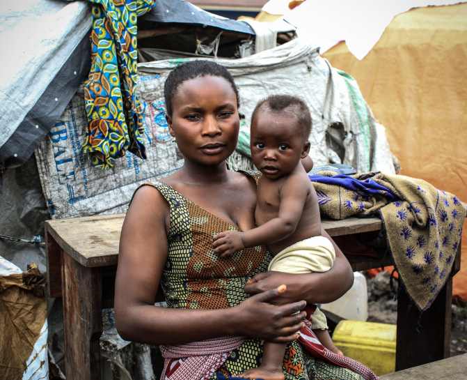 Florence Olive, 22 ans, mère de trois enfants et survivante du choléra, vit actuellement dans le camp de Nyiragongo au Nord-Kivu. Yves Ndjadi/Path-RDC