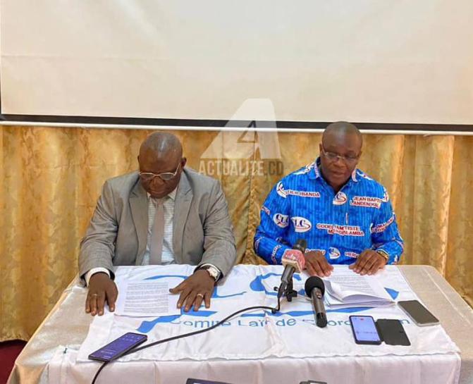 Le porte-parole du CLC, Herve Diakiese (en chemise bleue) lisant la déclaration