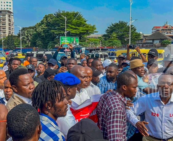 Matata Ponyo lors d'un sit-in de l'opposition interdit à Kinshasa